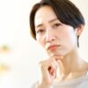 悩む40代の女性