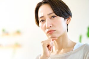 悩む40代の女性
