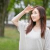 陽射しを気にする女性