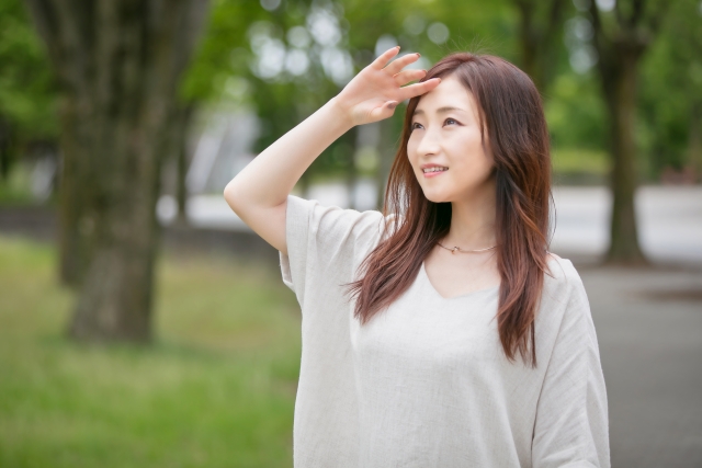 陽射しを気にする女性
