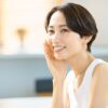 オールインワン日焼け止めを塗った笑顔の女性
