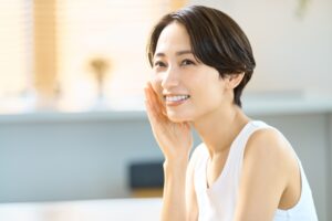 オールインワン日焼け止めを塗った笑顔の女性
