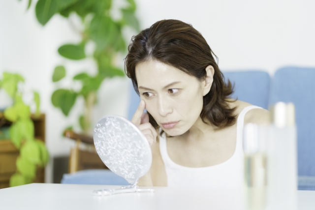 40代女性くまを気にしているようす