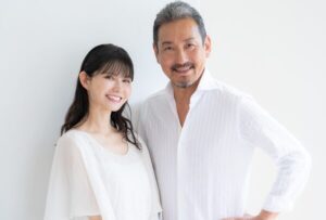 スキンケアした50代男性、女性と一緒に笑顔