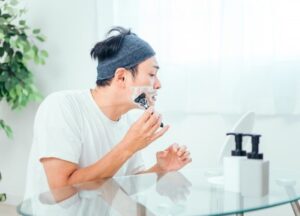 髭剃りする男性