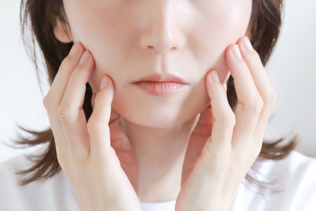 ほうれい線を気にする女性