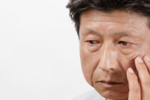 シワを気にする男性