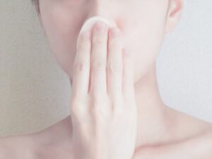 ファンデーションを塗る女性