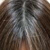 白髪が気になる女性