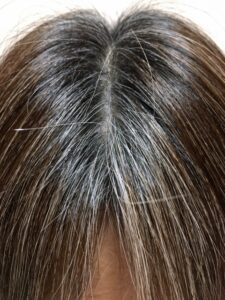 白髪が気になる女性