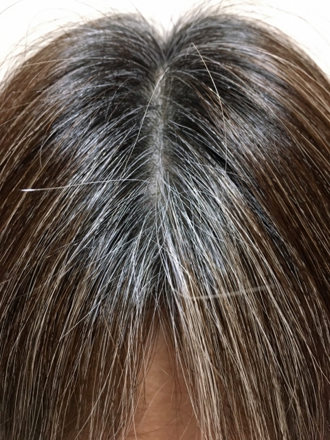 白髪が気になる女性