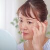 目じりの小じわを気にする40代女性