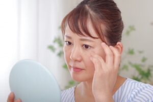 目じりの小じわを気にする40代女性