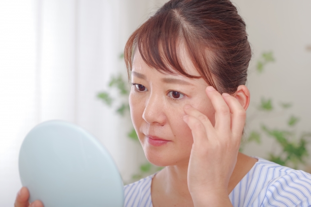 目じりの小じわを気にする40代女性