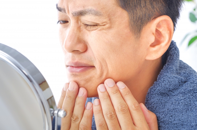 肌の状態を気にする40代男性