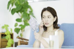 鏡を見る40代女性