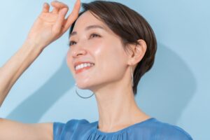 陽射しに当たる40代女性