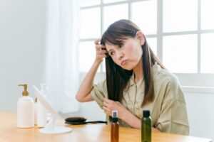 髪を気にする40代女性