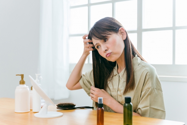 髪を気にする40代女性