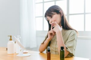 悩む40代女性