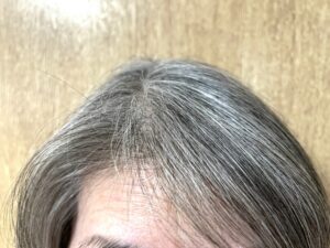 白髪に悩む50代女性