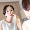 毛穴を見る女性