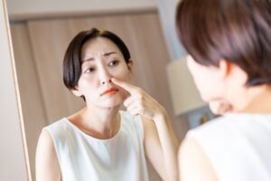 毛穴を見る女性