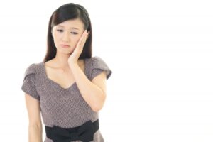 悩む40代女性